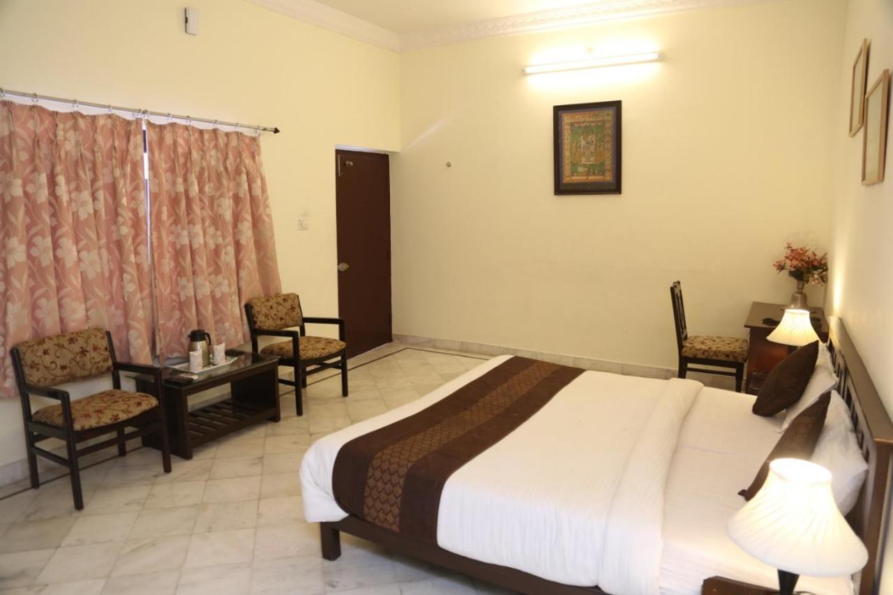 Hotel Karan Villas Кота Екстериор снимка